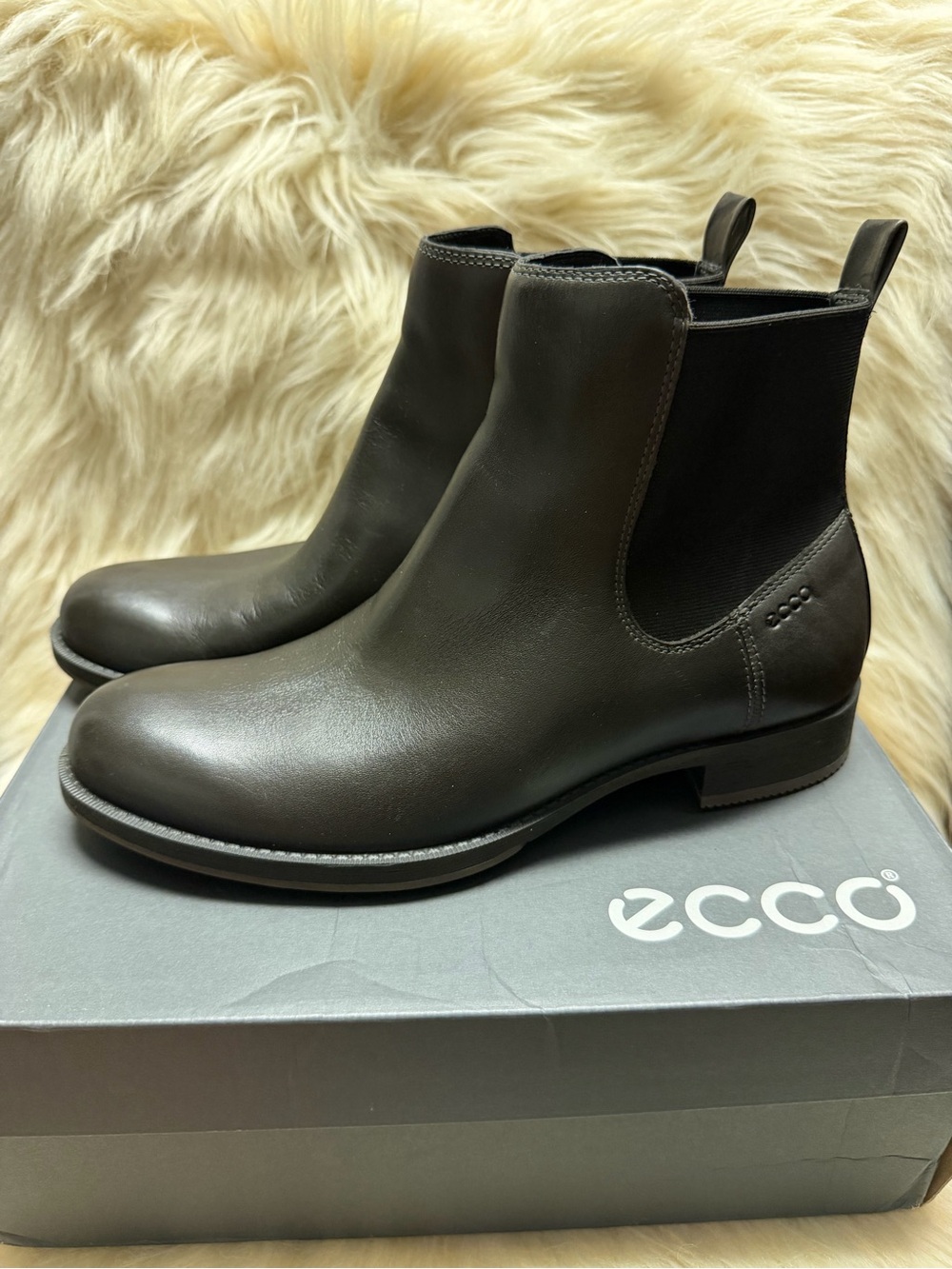 NWT ECCO Warm Grey Leather Boots SIZE 9-9.5.